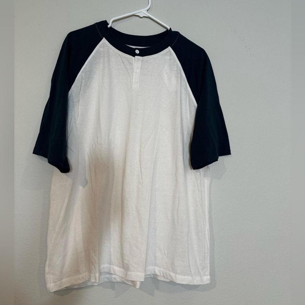 NWT PacSun baseball T-shirt with a white body and blue sleeves men's size medium